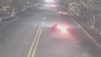 18歲少年無證駕駛遇交警，瘋狂倒車撞樹車輛受損冒煙