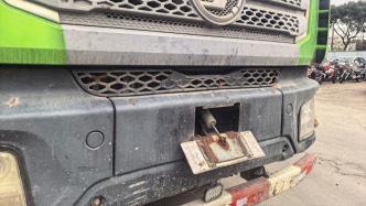 大貨車司機非法加裝“翻牌器”后超載并闖紅燈，被扣21分+罰款