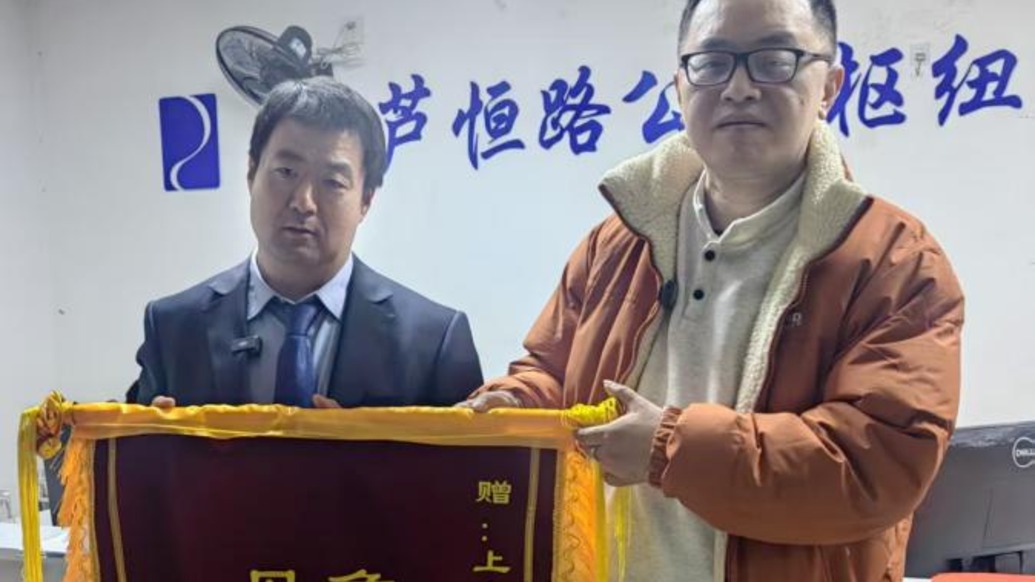 上海公交车上一乘客昏迷，司机背、路人帮、警察接……这场生命接力赢了