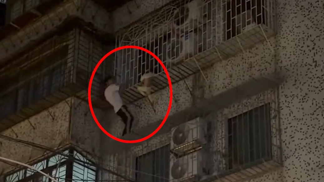 幼童頭卡防盜窗，三名男子徒手爬樓托舉救人