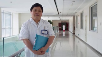 徐叢劍加盟杭州市一醫(yī)院，曾任復(fù)旦大學(xué)附屬婦產(chǎn)科醫(yī)院院長(zhǎng)