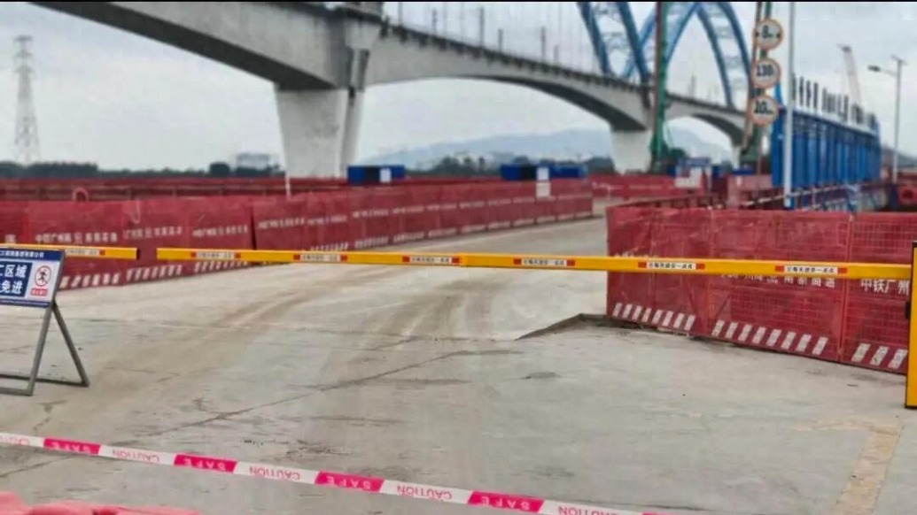 广东江门一在建桥施工栈桥发生车辆坠河一家五口遇难，镇政府：正善后