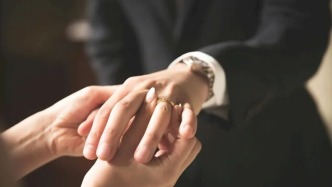 情侣海外旅行时当地“结婚”，婚姻登记在国内有效吗？财产纠纷怎么处理？