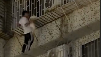 广州一男童头卡四楼防盗窗，00后足球教练徒手爬楼救人