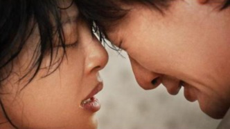 《日掛中天》：承擔(dān)歷史的渴望與作為“動詞變位”的女性角色