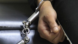 海南琼海：一男子无证驾驶摩托车被拦停后殴打辅警，已被刑拘