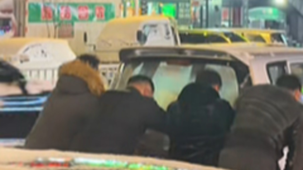 東北人都是熱心腸！路遇車陷雪地，熱心大哥組隊(duì)幫忙