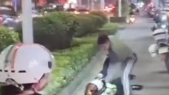 男子无证驾驶摩托车冲卡骑在辅警身上当街殴打，被琼海警方刑拘