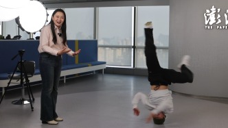 霹雳舞世锦赛冠军郭朴分享“人帽合一”小秘笈，原地头转记者直呼“风好大”