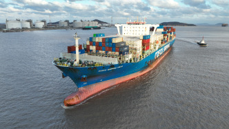 全国首船“樱桃快航”靠泊洋山港，春节前超20万吨车厘子通过直航班轮抵沪