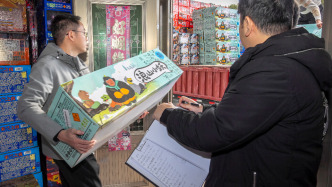 一网约车司机涉嫌非法经营烟花爆竹2000余箱，被警方抓获