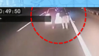 新能源車高速公路電量耗盡，司乘二人下來推車被撞身亡