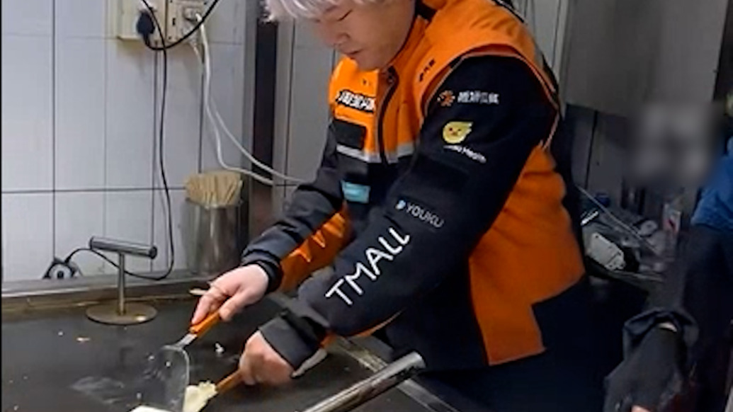 老板：“我準備把他挖過來”！騎車送餐時嫌出餐太慢自己上手制作