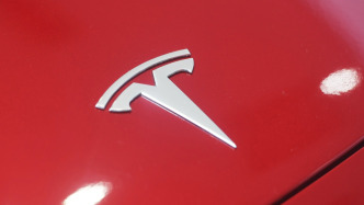 女子30万买到升级前“老款”拒提车，特斯拉：正与客户沟通