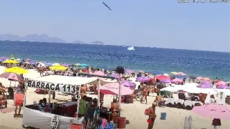 巴西里约热内卢海滩附近一飞机垂直坠海，飞行员当场死亡
