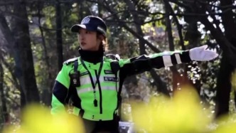 新闻周刊丨90后姑娘用幼师所学当辅警，杭州“兔子警官”回应质疑