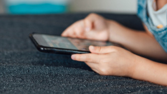 中青報(bào)評(píng)論員：別讓“手機(jī)式童年”剝奪下一代的思考力