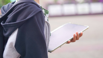 过早接触智能手机损害青少年心智，这个说法得到多项新研究证明