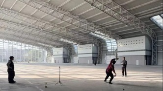 98.43米！學(xué)生團(tuán)隊挑戰(zhàn)“紙飛機(jī)最遠(yuǎn)投擲距離”吉尼斯世界紀(jì)錄