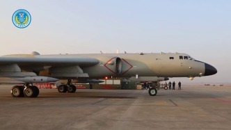 現(xiàn)場視頻丨東部戰(zhàn)區(qū)組織轟炸機(jī)編隊(duì)赴臺(tái)島以東開展遠(yuǎn)海戰(zhàn)備巡航