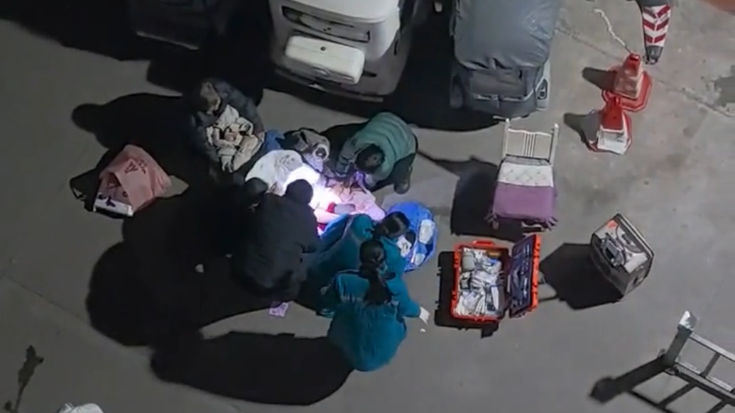 孕妇寒夜前往医院途中临产，邻居、环卫工与120联手救助