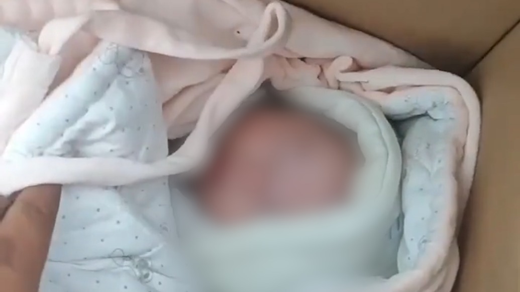 福利院回应“路人守护被装纸箱遗弃的女婴”：已送医检查，女婴患有先天性疾病