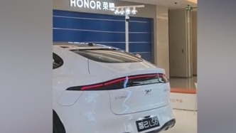 小孩误启动展车撞进手机门店：员工误操作关闭展车模式