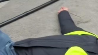 张家界一小学家长在“护学岗”执勤时突然晕倒，抢救无效死亡