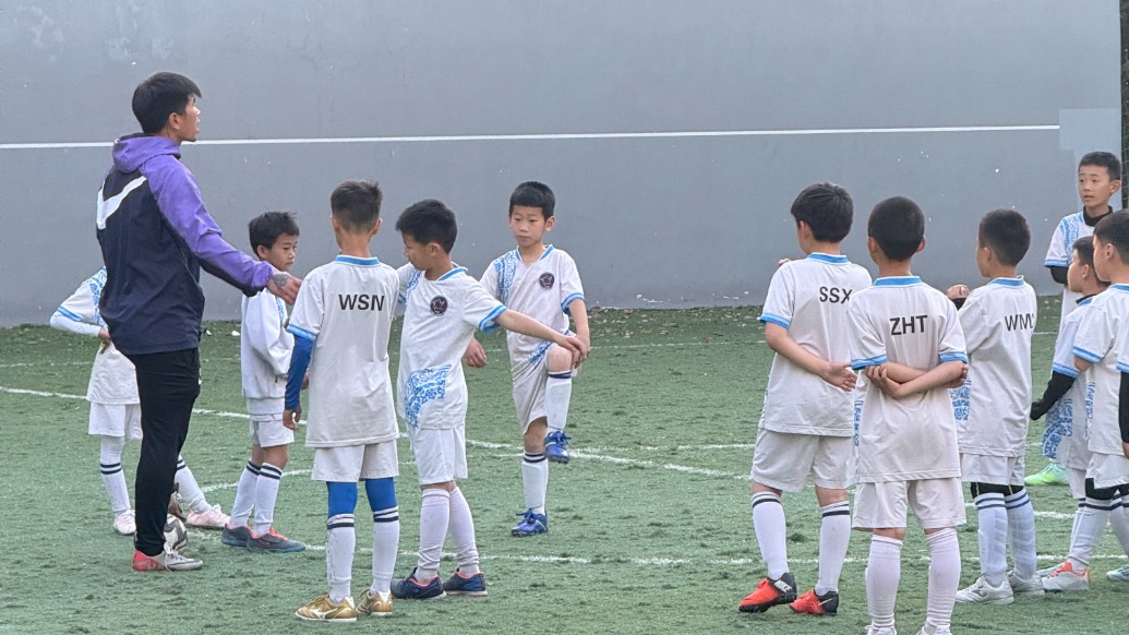 足球青训破局｜场地、教练、竞赛体系，“大山”面前道阻且长