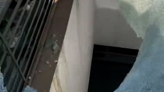 采光井玻璃破裂男童坠下车库，街道办：孩子无生命危险，将督促物业整改