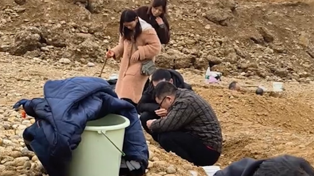 湖北宜昌多人在工地挖掘瑪瑙？街道：價(jià)值不太高，工地嚴(yán)格來說不許外人進(jìn)