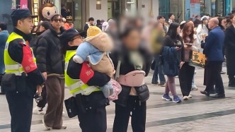 游客街頭抱娃求助，巡邏女警溫柔接手