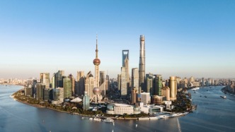 上海市十六届人大常委会第26次会议举行，龚正通报经济社会发展情况，黄莉新主持