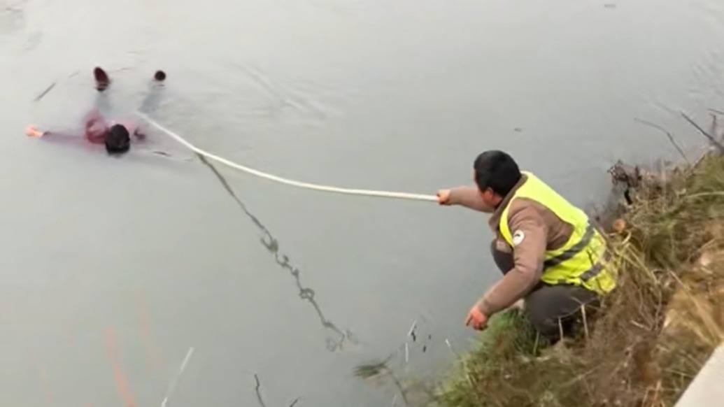 不会游泳也拼命追！阿姨坠入湍流，女子报警后沿岸狂跑200米守护