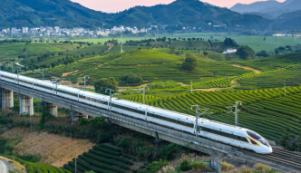 新华社2026年新年献词：山一程，水一程，逐梦向前行