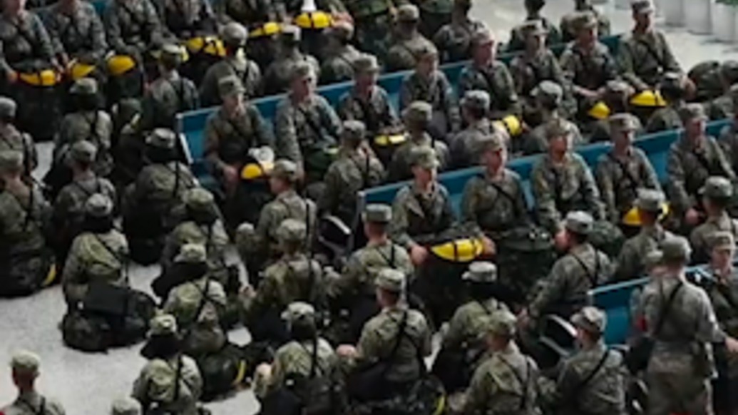 隊(duì)列整齊、身姿挺拔，中國(guó)軍人候車的一幕幕震撼網(wǎng)友