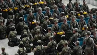 隊列整齊、身姿挺拔，中國軍人候車的一幕幕震撼網(wǎng)友