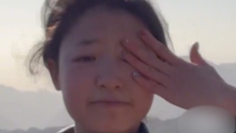 女生独自跨越1700公里登八达岭长城后诵诗抒情，开口瞬间激动落泪