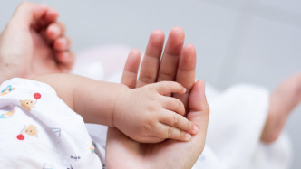 全国育儿补贴发放超2400万人，2025年度发放率约达80%