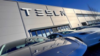 特斯拉罕见释放销量承压信号：机构预测四季度销量下滑15%