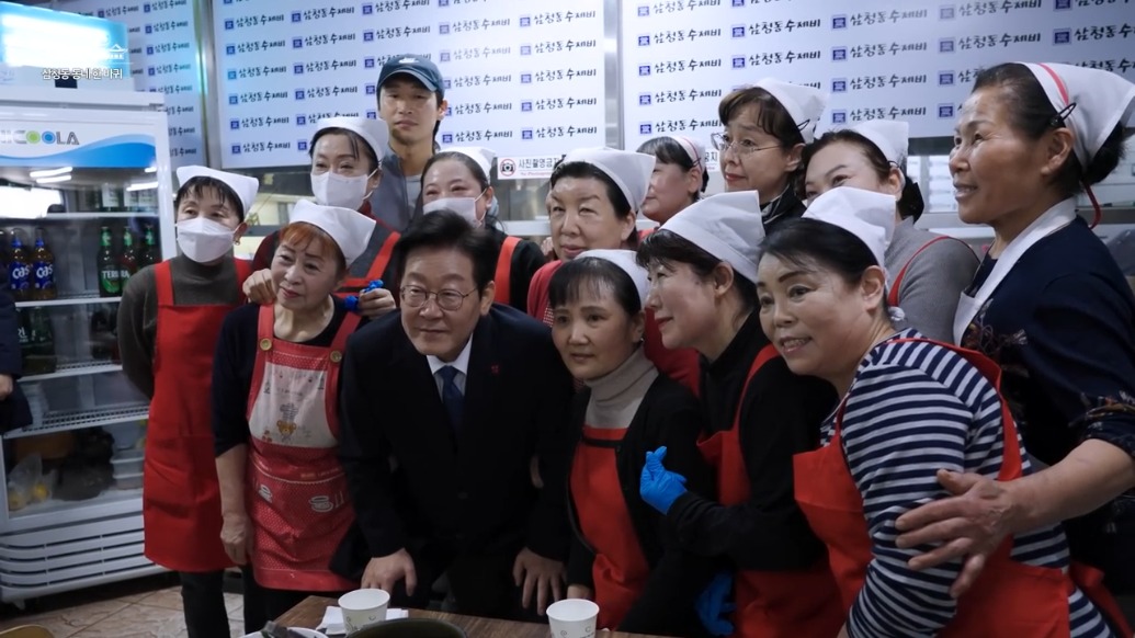 重返青瓦台后，李在明外出用餐与店员合影庆祝乔迁