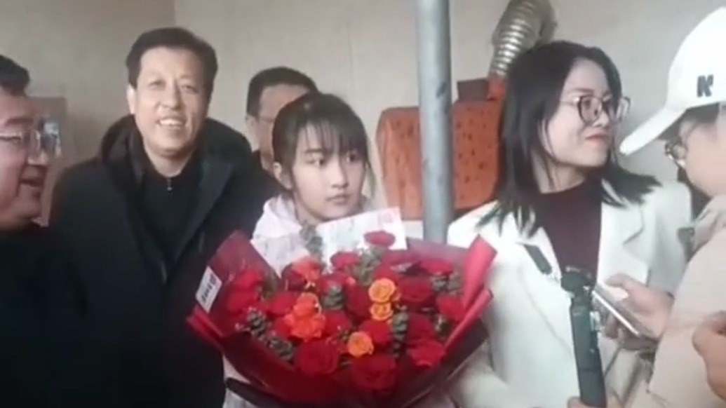 冰湖救人的13岁少女李佳婷，被授予“见义勇为先进个人”