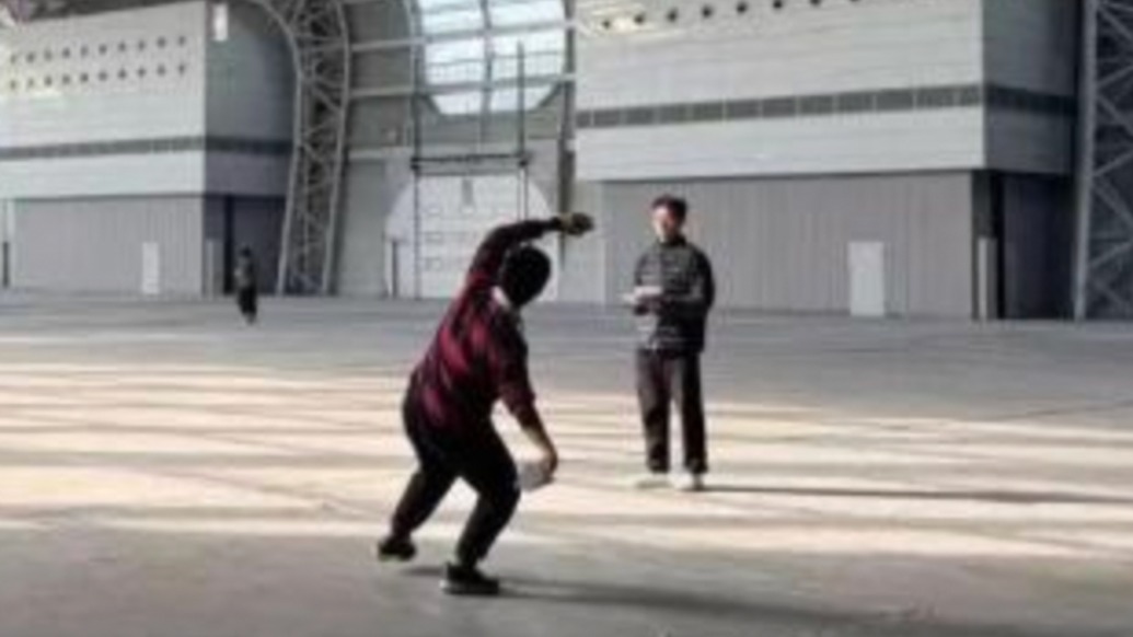 上海高中生投掷纸飞机达98.43米，刷新吉尼斯世界纪录