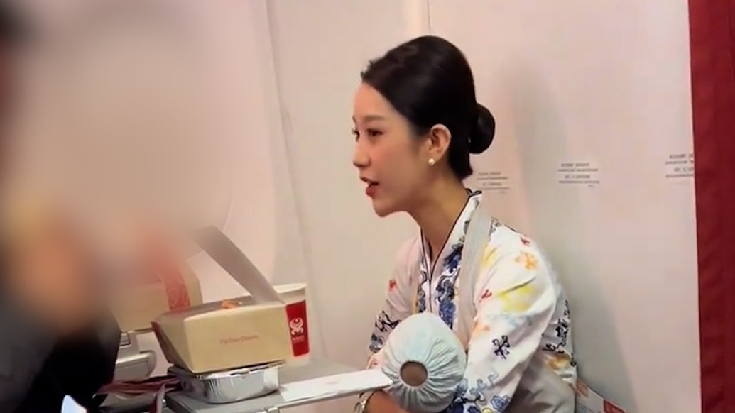 空姐主动帮宝妈抱娃让其安心吃饭，航司：已登记表扬