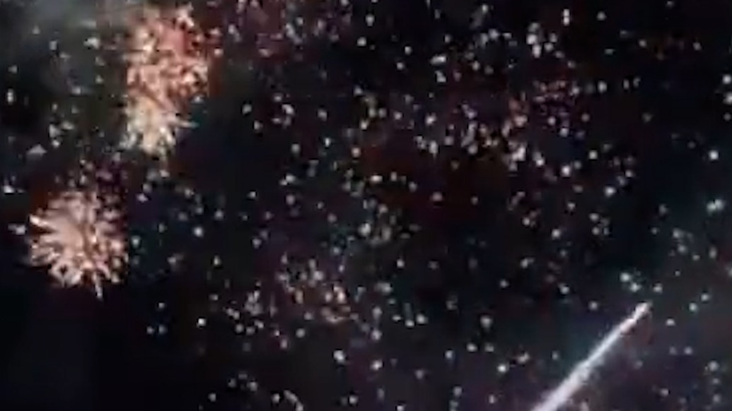 男孩点燃“窜天猴”导致一名幼童颅内出血颅骨骨折，天津警方正调查处理