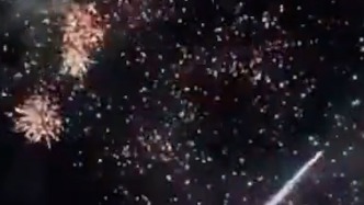 男孩点燃“窜天猴”导致一名幼童颅内出血颅骨骨折，天津警方正调查处理