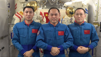 视频丨神舟二十一号乘组航天员送上新年祝福