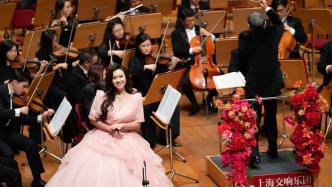 五朵金花閃耀上交新年音樂會，余?。耗贻p一代音樂人，多棒！