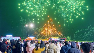 海上烟花绽放，市民游客在上海金山城市沙滩跨年迎新许下新年心愿