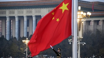 直播丨日出東方！迎著2026第一縷曙光，天安門廣場(chǎng)舉行升旗儀式
